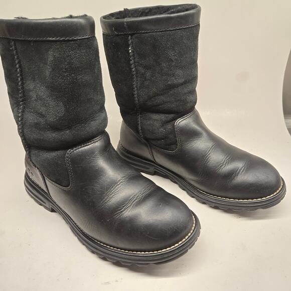 VTG Ugg Australia 5381 Men's Black Leather and Sheepskin Winter Mid Boot, Sz 7 - Picture 1 of 13